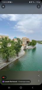 ein Bildschirmfoto eines Flusses mit einem Gebäude in der Unterkunft UMAR HOSTEL in Samarkand