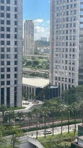 vistas a una ciudad con edificios altos en Flat Hotel The Time Berrini - A 200 metros do WTC, en São Paulo