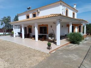Ein weißes Haus mit einem Pflaster davor. in der Unterkunft casa sierrecilla in Fuente de Piedra
