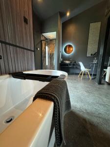 y baño con bañera y toalla. en Luxury Loft, en Velddriel