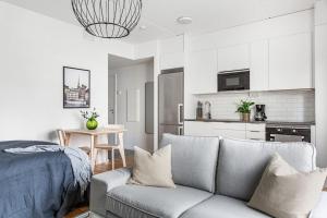 Posezení v ubytování Modern Stylish Apartment With Balcony In Stockholm