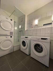 uma lavandaria com uma máquina de lavar roupa e uma máquina de lavar roupa em Hotel U - Aktienstraße 241 in Mülheim an der Ruhr em Mülheim an der Ruhr