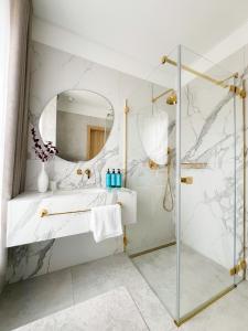 bagno con lavandino e specchio di Cavaldi Aparthotel a Dziwnów