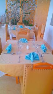 een tafel met blauwe servetten en glazen erop bij Z Addis Hotel in Addis Ababa