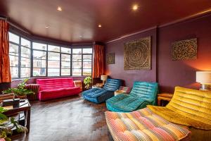Кът за сядане в Stunning 5 Bed House in Willesden Green!
