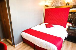 uma cama com uma cabeceira vermelha num quarto em Kaya Ryl Hotel Old City Grand Bazaar Istanbul em Istambul