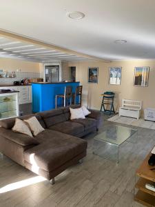 uma sala de estar com um sofá castanho e uma mesa em LA KAZ KATAO em Petite Île