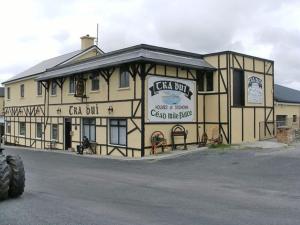 un gran edificio con un club de coches y un molino de coches en m040, Geesala, en Geesala