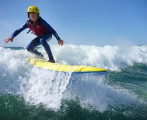 una persona montando una ola en una tabla de surf en el océano en m040, Geesala, en Geesala