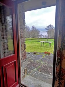 uma porta aberta com vista para um parque em M042 Teach Trianlair em Toormakeady