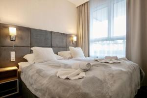米茲多洛傑的住宿－BelMare by Baltic Home，酒店客房,配有带毛巾的床