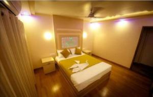 a small room with a yellow bed in a room at Sukūn Houseboats in Kannur