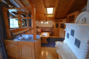 una cocina con armarios de madera y una mesa en una habitación en Gästehaus Friedl, en Kirchberg in Tirol