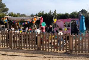 a group of people standing behind a wooden fence at Chambre in Jouques