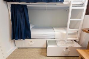 Malaga Stop Hostel AB客房内的一张或多张床位