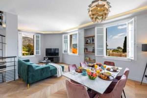 uma sala de estar com uma mesa e um sofá verde em Luxurious villa with indoor pool 3BR 6p - 225m2 - Cap Ferrat em Saint-Jean-Cap-Ferrat