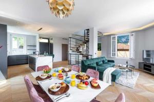 uma sala de estar com uma mesa com comida em Luxurious villa with indoor pool 3BR 6p - 225m2 - Cap Ferrat em Saint-Jean-Cap-Ferrat