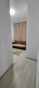un soggiorno vuoto con divano in lontananza di 1st Story Apartment for rent 2 bedrooms', 1 balcony, 1 saloon & kitchen a Ferizaj