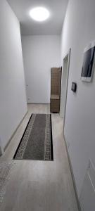 una camera con corridoio, porta e tappeto di 1st Story Apartment for rent 2 bedrooms', 1 balcony, 1 saloon & kitchen a Ferizaj