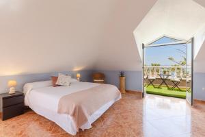 1 dormitorio con cama y ventana grande en Seaside Elegance by Fidalsa, en La Manga del Mar Menor
