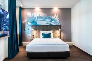 Llit o llits en una habitació de Motel One Basel