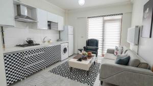 開塞利的住宿－Duman Safir Rezidans，带沙发的客厅和厨房