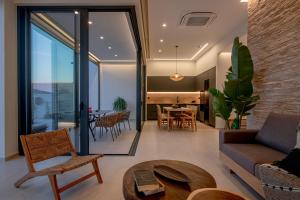 Anantia Villa 1 - Scenic View, Luxury Experience في episkopi-heraklion: غرفة معيشة مع أريكة وطاولة