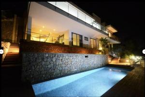 ein Haus mit Pool in der Nacht in der Unterkunft Villa Portals Hills by PriorityVillas in Portals Nous