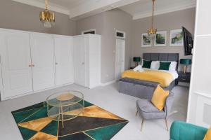 מיטה או מיטות בחדר ב-Fabulous Garden Room, en-suite with parking
