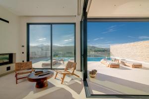 episkopi-heraklion的住宿－Anantia Villa 1 - Scenic View, Luxury Experience，享有泳池景致的客厅