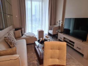 sala de estar con TV de pantalla plana grande en Marassi shores - 310, en Durrat Al Bahrain