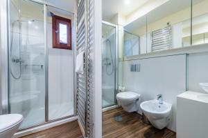 y baño con ducha, aseo y lavamanos. en GuestReady - Flat59 Terrace, en Oporto