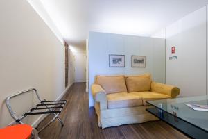 sala de estar con sofá y mesa de cristal en GuestReady - Flat59 Terrace, en Oporto
