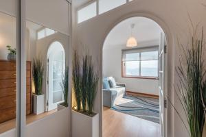 um corredor com um arco e uma sala de estar em GuestReady - Porto Magic View em Vila Nova de Gaia