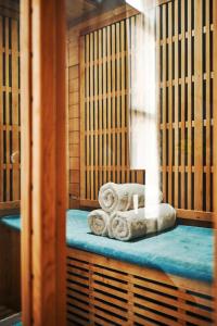 una sauna con asciugamani seduti sopra un tavolo di Lushpads a Manchester