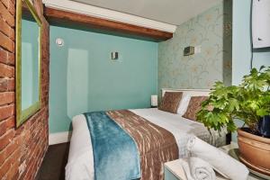 マンチェスターにあるラッシュパッズのベッドルーム(ベッド1台、鉢植えの植物付)