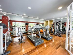 un gimnasio con varias cintas de correr y máquinas elípticas en Prime Location Escazu Mountain View & Excellent for medical recovery en San Rafael