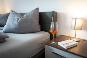 Schlafzimmer mit einem Bett und einem Tisch mit einem Glas Wein in der Unterkunft Haus Tanja in Freudenstadt