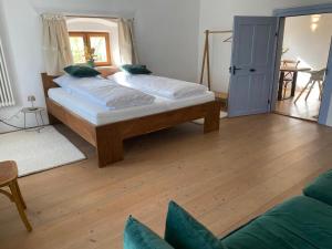 1 dormitorio con 2 camas y sala de estar en Am Schafhof, en Velburg