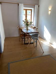 費爾堡的住宿－Am Schafhof，一张餐桌,上面有花瓶