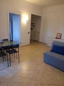uma sala de estar com uma mesa e um sofá em FERRARO ALLOGGIO TURISTICO em Ladispoli