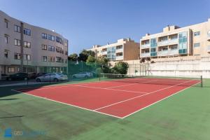 una pista de tenis en un aparcamiento con edificios en Gaia Beach & Pool Residence - Porto South Seashore, en Vila Nova de Gaia
