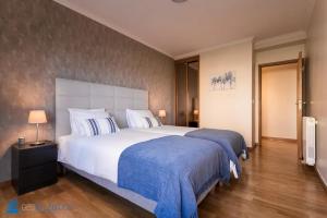 Un pat sau paturi într-o cameră la Gaia Beach & Pool Residence - Porto South Seashore +21 fotografii
