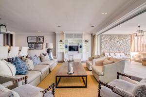 Caliche في كيب تاون: غرفة معيشة مع كنب وطاولة