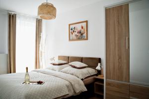 sypialnia z łóżkiem i oknem w obiekcie Magic Apartments - Bulwary 3 w Oświęcimiu