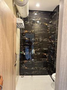 Et badeværelse på The Fresco Resort - Haridwar, Uttarakhand.