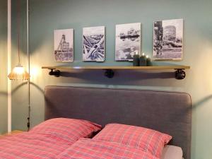 ein Schlafzimmer mit einem Bett und einem Regal an der Wand in der Unterkunft Komfortquartier in Oberhausen