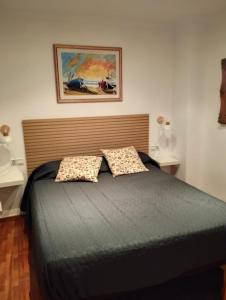 - une chambre avec un lit et 2 oreillers dans l'établissement Mikonos, à Gandía