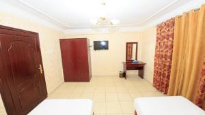 a room with a door and a tv in a room at فندق الخليج للشقق الفندقية GULF HOTEL APARTMENTS in Muscat