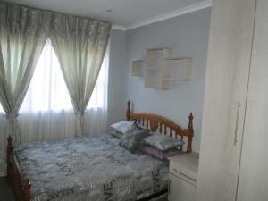 - une chambre avec un lit en face d'une fenêtre dans l'établissement home from home, à Krugersdorp